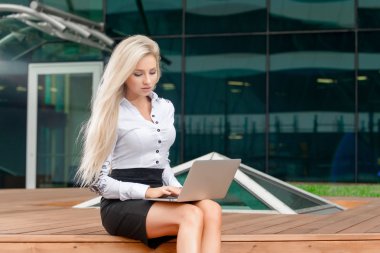 Arka plan bir gökdelenin üzerinde ofis çalışanı