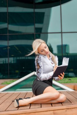 Arka plan bir gökdelenin üzerinde ofis çalışanı