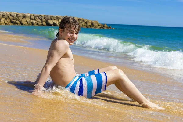 Garçon joue dans une belle mer avec de l'eau cristalline — Photo