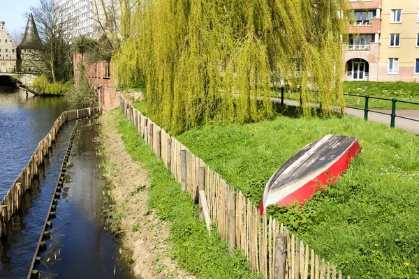 Banku Lieve kanału w Ghent, Belgium, Europa — Zdjęcie stockowe