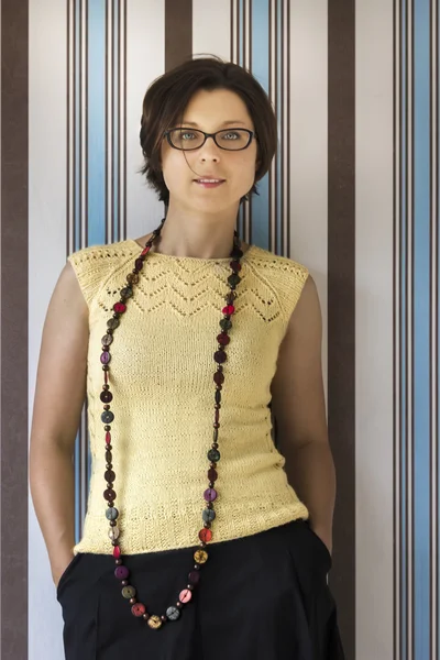 Portrait de belle femme brune portant des lunettes tricotées — Photo