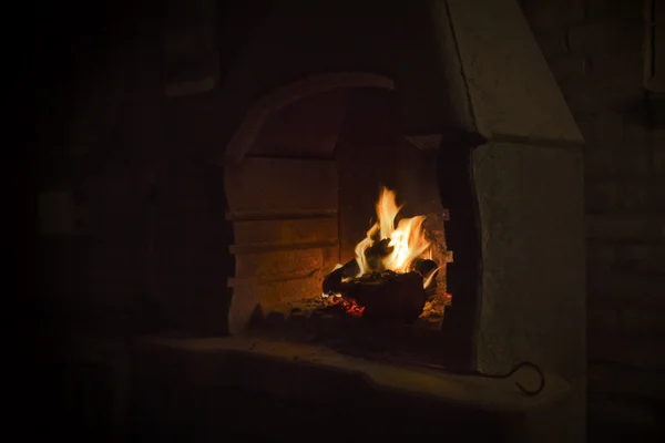 Burning wood in open fire place — Stock Photo, Image
