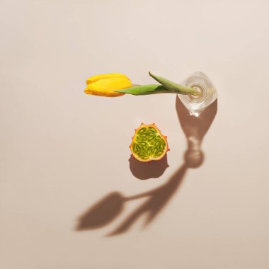 Kawani meyvesi ya da bej arka planda bahar sarısı çiçekli boynuzlu kavun. Egzotik meyve kavramı.