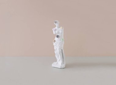 Pastel bej arka planda antik bir Venüs heykeli olan yaratıcı bir düzen. Sanatı minimalist bir estetik ile kavra. 