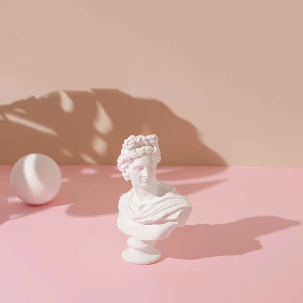 Kreatywny Układ Rzeźbą Zabytkowego Apollo Białą Kulą Pastelowym Różowym Beżowym Obrazek Stockowy