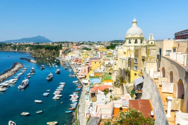 Procida renkli ada