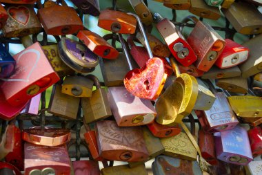 Aşıklar köprüde kilitleniyor