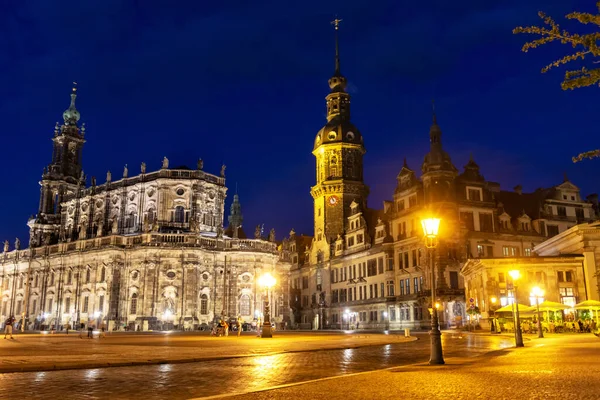 Дрезденский собор ночью — стоковое фото