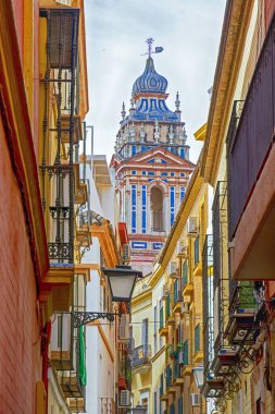 Torre de los Trinitariosian Trinitarios Kulesi eski Trinitarian manastırının çan kulesi İspanya 'nın Seville kentindeki dar bir caddenin sonunda görülebilir.
