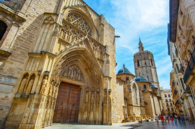 Saint Mary Katedrali 'nin kuzeybatı cephesi Valencia Katedrali, çan kulesi Miguellet Kulesi eski Valencia kasabasının dar bir caddesinde 28 Mayıs - 2025