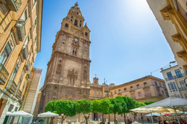 Murcia 'nın eski Saint MaryIglesia Katedrali Kilisesi ile birlikte güneşli bir günde, Santa Maria Katedrali - 27 Mayıs - 2025 Murcia Katedrali, İspanya