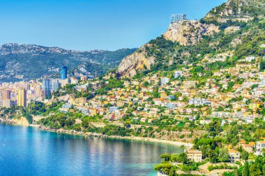 Güzel sahil manzarası, villaları olan plajlar ve yaz günü Nice yakınlarında evler, Fransız Rivierası (Cote d 'Azur), Fransa