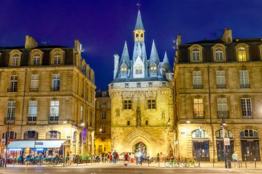 Porte du PalaisPorte Cailhau kapısının 22 Ağustos 2021 'de aydınlatıldığı tarihi şehir merkezi manzarası.