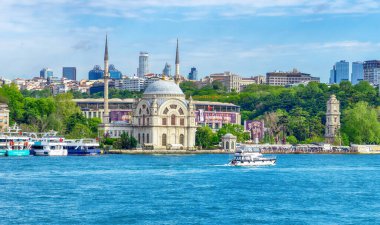 Zevk tekneli Ortakoy Camii, güneşli bir günde deniz manzarası, İstanbul, Türkiye - 21 Nisan - 2024
