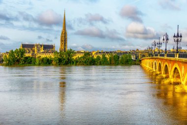 Saint-Michel Katedrali, güzel evler ve Garonne Nehri üzerindeki Stone Köprüsü Pont de Pierre, Bordeaux, Fransa - 22 Ağustos - 21 Ağustos 2021