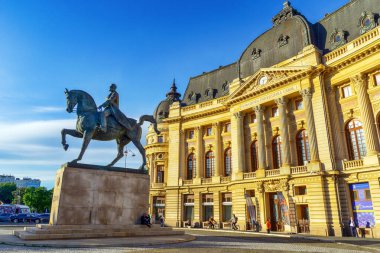 Romanya Kralı I. Carol 'un bronz binicilik heykeli güneşli bir günde Merkez Üniversitesi Kütüphanesi önünde, Bükreş, Romanya - 16 Mayıs - 2025