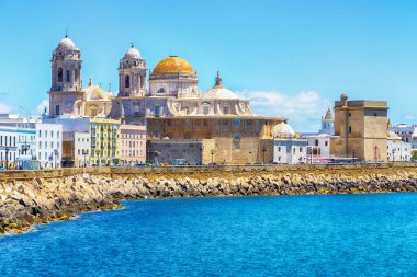 Catedral de la Santa Cruzla Santa y Apostolica Iglesia Cadiz Katedrali, Atlas Okyanusu 'nun tarihi merkezi ve gök mavisi suları güneşli bir günde, Cadiz, İspanya - 20 Mayıs - 2025