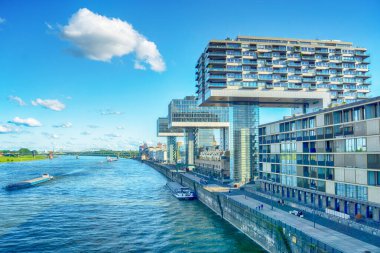 Köln 'ün modern KranhausKranhauser binaları ve Ren Nehri' nin güneşli bir günde gökyüzü manzarası, Köln, Almanya - 12 - Haziran 2019