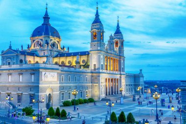 Almudena Katedrali Santa Maria la Real de la Almudena Madrids ana Katolik katedrali akşam aydınlığı Madrid, İspanya - 30 Mayıs - 2025