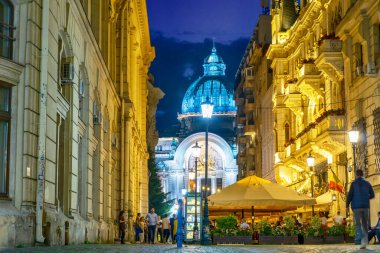 CEC PalacePalatul MSK ve tarihi merkezin gün batımında akşam ışıkları, Bükreş, Romanya - 17 Mayıs - 2025