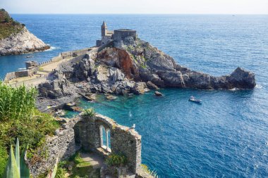 Güneşli bir günde Porto Venere 'deki Ligurian sahilindeki St. Peters Kilisesi' nin panoramik manzarası - 10 Haziran - 2018