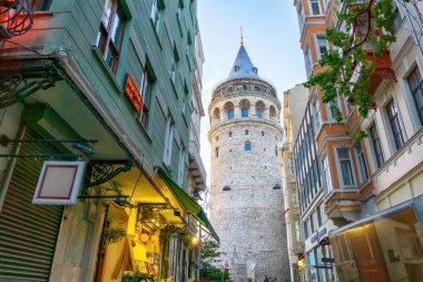 Sabah dar sokaktan Galata Kulesi 'nin güzel manzarası, İstanbul, Türkiye - 22 Nisan - 2024