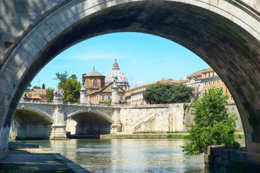 Köprü kemeri St. Peters Bazilikası ve Ponte Vittorio Emanuele II için Tiber Nehri, Vatikan, Roma, İtalya - 15 - 15 Haziran 2018