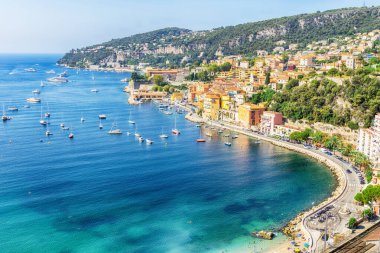 Cote dAzur Körfezi 'nin ve Villefranche sur Mer şehrinin güzel manzarası, Fransız Rivierası, Fransa - 16 Ağustos - 2021