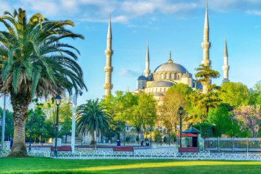 Güneşli bir sabahta Sultan Ahmed Camii veya Mavi Camii 'yi görün, İstanbul, Türkiye - 21 Nisan - 2024