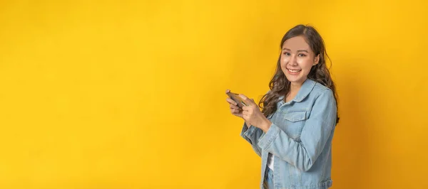 Азіатська Красива Жінка Геймер Повсякденному Одязі Посміхається Грає Відеоігри Мобільним — стокове фото