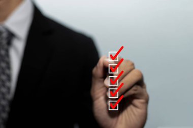 İşadamı yatırımcı kontrol işareti işaretli kontrol listesi kutusunda iyi derecelendirme, dijital pazarlama, kontrol listesi planlaması, iyi deneyim, pozitif düşünce ve müşteri geri bildirim kavramını gözden geçirmek için