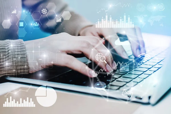 İş adamları bilgisayarda sanal grafik veri diyagramı, internet güvenliği, ağ bağlantısı, yatırım finans ve dijital teknoloji konsepti ile birlikte çalışıyorlar