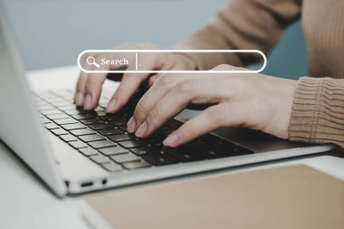 İnternet sitesi. İş kadını masadaki laptopta görsel ekran arama butonuyla çalışıyor, tarama bilgileri, iş finansmanı, internet veri teknolojisi ve veri arama motoru kavramını arıyor