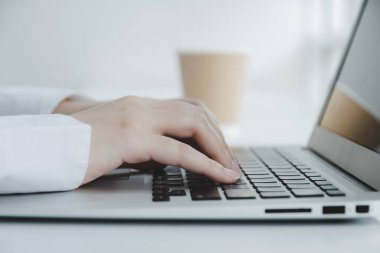 İş adamları ev ofisteki dizüstü bilgisayarda çalışıyorlar, evden çalışıyorlar, web, sosyal ağ, çevrimiçi, iş stratejisi, finans, yatırım ve dijital teknoloji kavramı