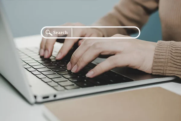 İnternet sitesi. İş kadını masadaki laptopta görsel ekran arama butonuyla çalışıyor, tarama bilgileri, iş finansmanı, internet veri teknolojisi ve veri arama motoru kavramını arıyor