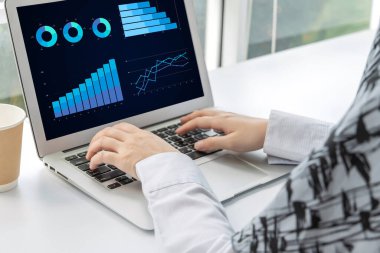 İş adamları ev ofisteki dizüstü bilgisayarda çalışıyorlar, evden çalışıyorlar, web, sosyal ağ, çevrimiçi, iş stratejisi, finans, yatırım ve dijital teknoloji kavramı