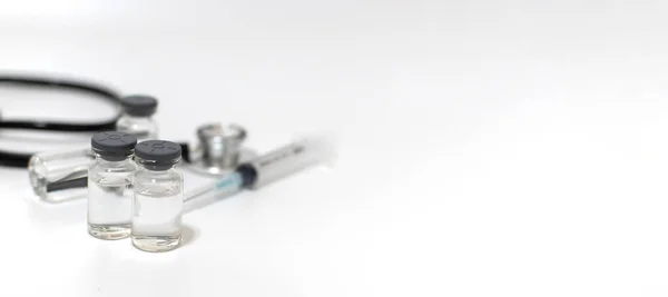 Vaccinflaska Stetoskop Och Medicinsk Utrustning Häxkopia Utrymme Vit Bakgrund Coronavirus — Stockfoto