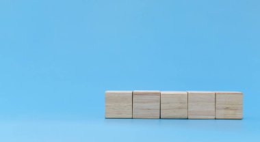 Metin ve simge, trend, yaratıcı fikir, finans, strateji, iş, çevrimiçi pazarlama kavramı için kopyalama alanı olan mavi arkaplan üzerindeki beş boş tahta blok yığını