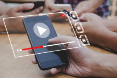 Öğrenci video içeriğini online olarak izliyor cep telefonundan, sanal sınıftan, online iş reklamından, video pazarlamasından, televizyon programından, çevrimiçi çalışmadan, dijital pazarlama teknolojisinden.