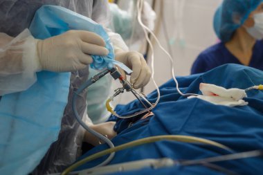 Çoklu delikli ameliyat ve endoskop kullanımı.