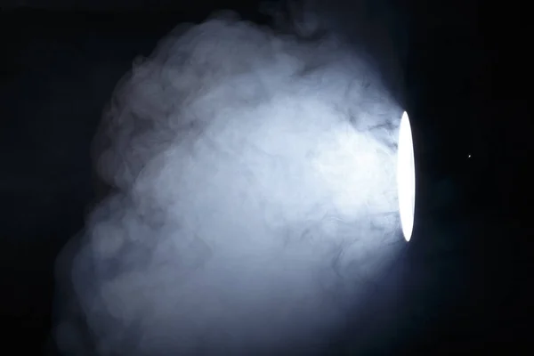 Zaklamp Spotlight Door Rook Lichtstraal Een Donkere Achtergrond Haze — Stockfoto