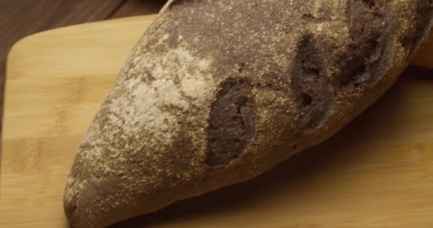 Pão Preto Encontra Uma Placa Corte Junto Com Pão Branco — Vídeo de Stock