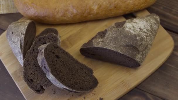 Pane Nero Trova Tagliere Insieme Pane Bianco — Video Stock