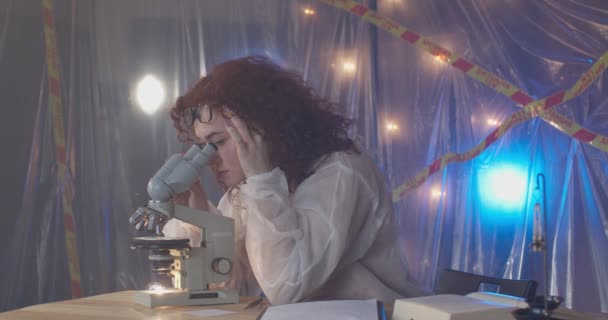 Meisjeswetenschapper Doet Een Experiment Onderzoekt Iets Door Een Microscoop Registreert — Stockvideo