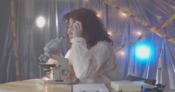 Flickforskare Utför Ett Experiment Undersöker Något Genom Ett Mikroskop Och — Stockvideo