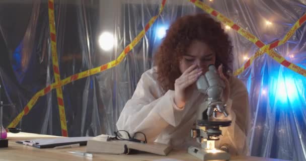 Γυναίκα Επιστήμονας Διεξάγει Ένα Πείραμα Εξετάζει Κάτι Μέσα Από Ένα — Αρχείο Βίντεο
