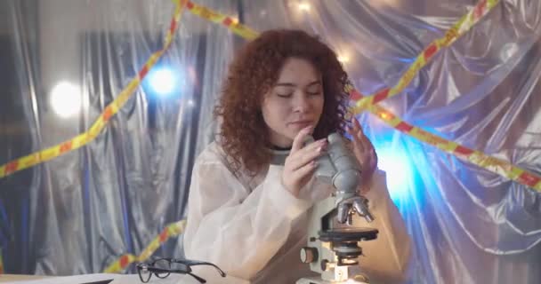 Dziewczyna Naukowiec Przeprowadza Eksperyment Zbada Coś Przez Mikroskop Rejestruje Wyniki — Wideo stockowe