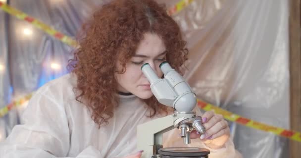 Mobiel Laboratorium Meisje Wetenschapper Met Pincet Zet Een Monster Een — Stockvideo