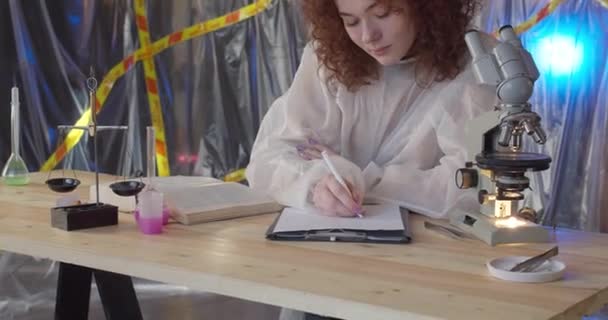 Mobilne Laboratorium Dziewczyna Naukowiec Popełnia Błąd Robi Świstek Papieru Wyrzuca — Wideo stockowe
