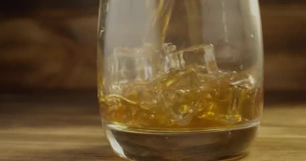 Whiskey Kiömlött Egy Pohár Jég Hanyag Öntő Whisky Egy Pohár — Stock videók